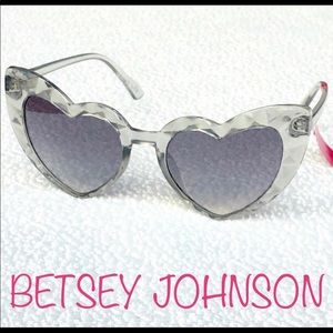 New BETSEY JOHNSON Heart sunglasses clear gray